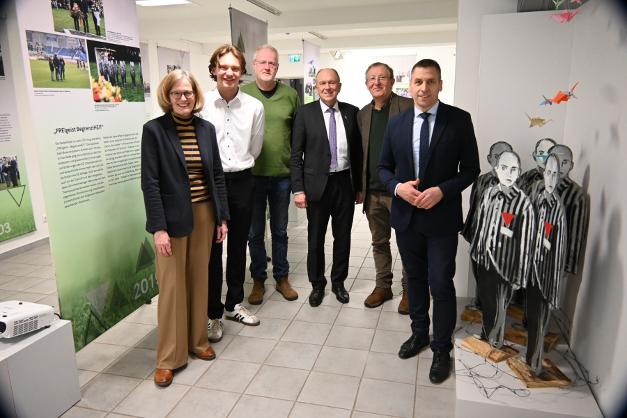 v.l.n.r.: Museumsleiterin Kirsten John-Stucke, Ausstellungsmacher Mattis Schulte, Robert Gündchen (Verein Gedenktag 2. April), Landrat Christoph Rüther, Peter Kunze (Verein Gedenktag 2. April) und Bürgermeister der Stadt Büren Burkhard Schwuchow im Rahmen der Ausstellungseröffnung. (Foto ©Kreismuseum Wewelsburg)